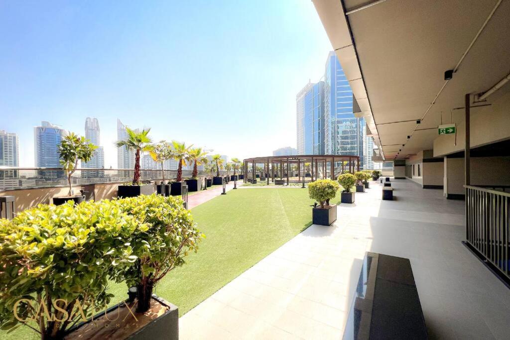 Lovely Big Studio W/ Burj Khalifa View In Downtown Дубай Экстерьер фото